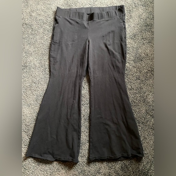 BNWOT Torrid size 3 black full length signature waist flare pocket legging - Picture 3 of 3